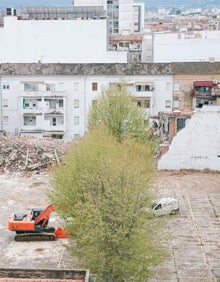 Imagen secundaria 2 - Arriba viejo aulario que se está derribando. Abajo parte racionalista del edificio de 1935 que se conservará y detalle del derrumbe de la pantalla del viejo Cine Bulevar.