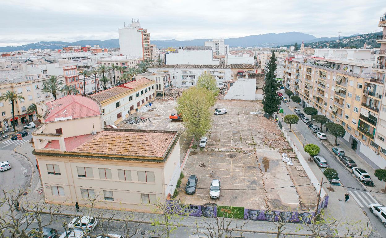 Vista general del Ausiàs March donde ya han comenzado las obras de construcción del nuevo instituto. 