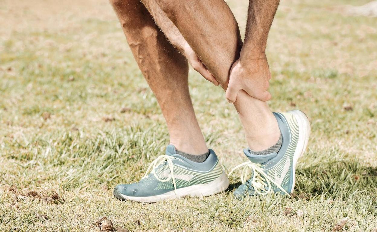 Un runner se duele en la parte baja de la pierna. 