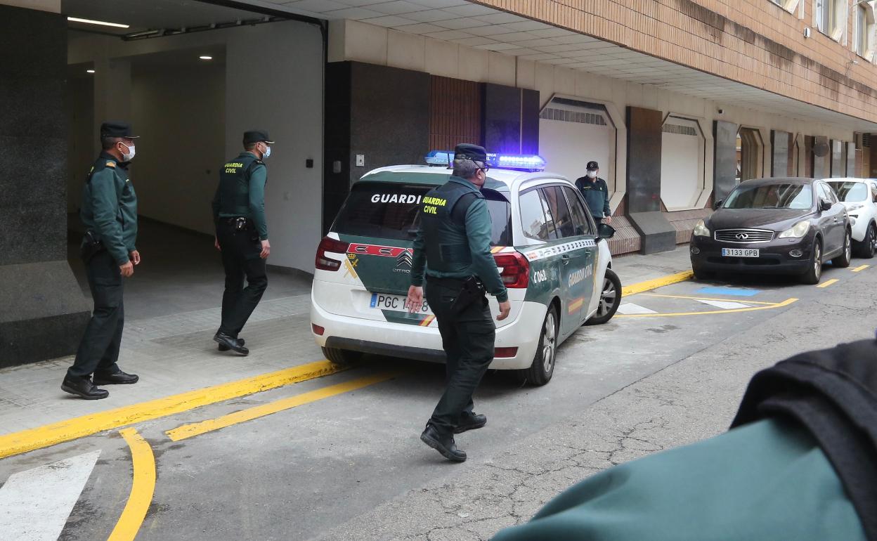 Entrada del presunto parricida en los juzgados de Sueca. 