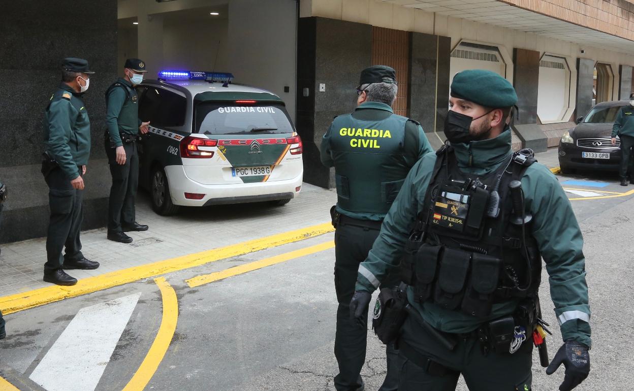 El presunto parricida en el vehículo policial a su llegada este miércoles al juzgado.