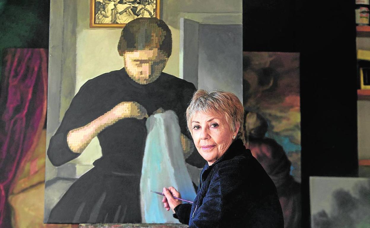 La pintora valenciana Isabel Oliver, en su estudio. 