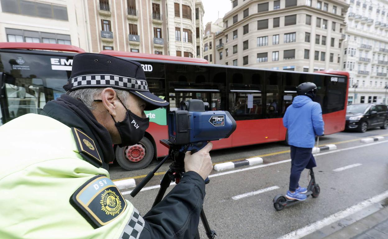 Control de velocidad de patinetes en el centro de Valencia. 