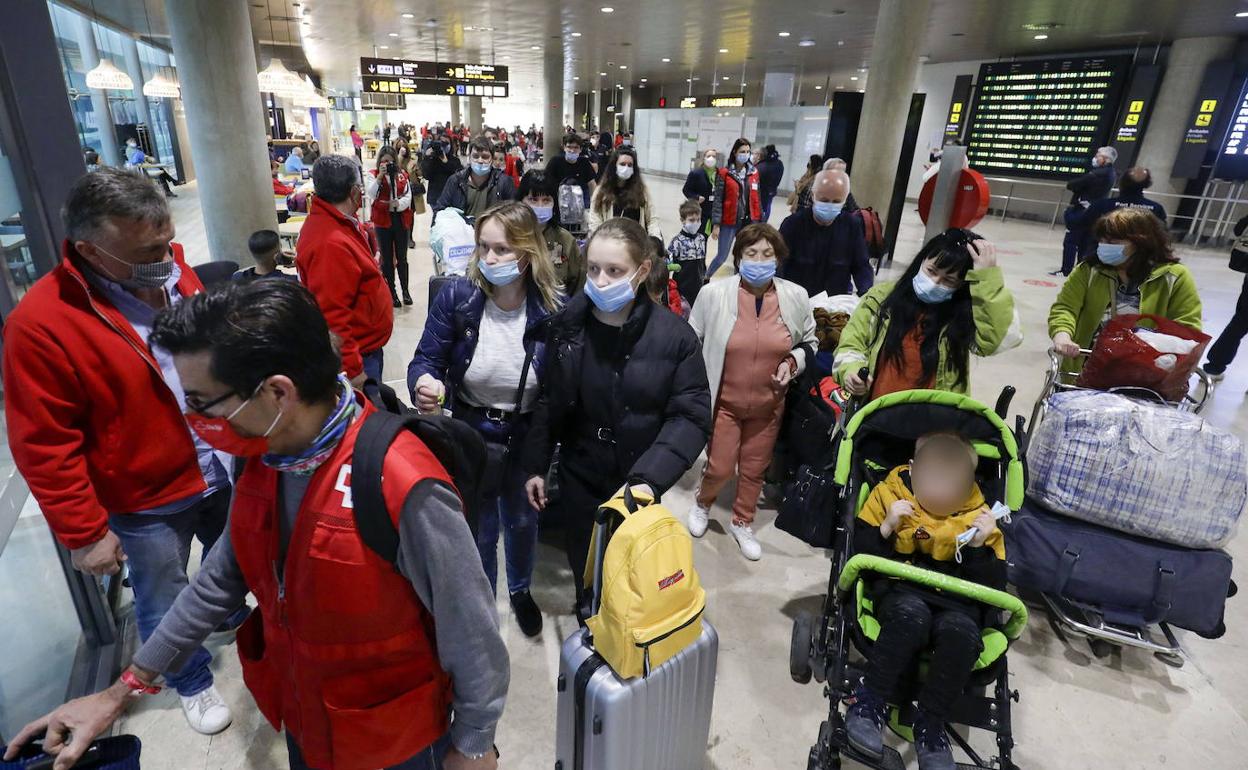 Refugiados ucranianos llegan al aeropuerto de Valencia. 