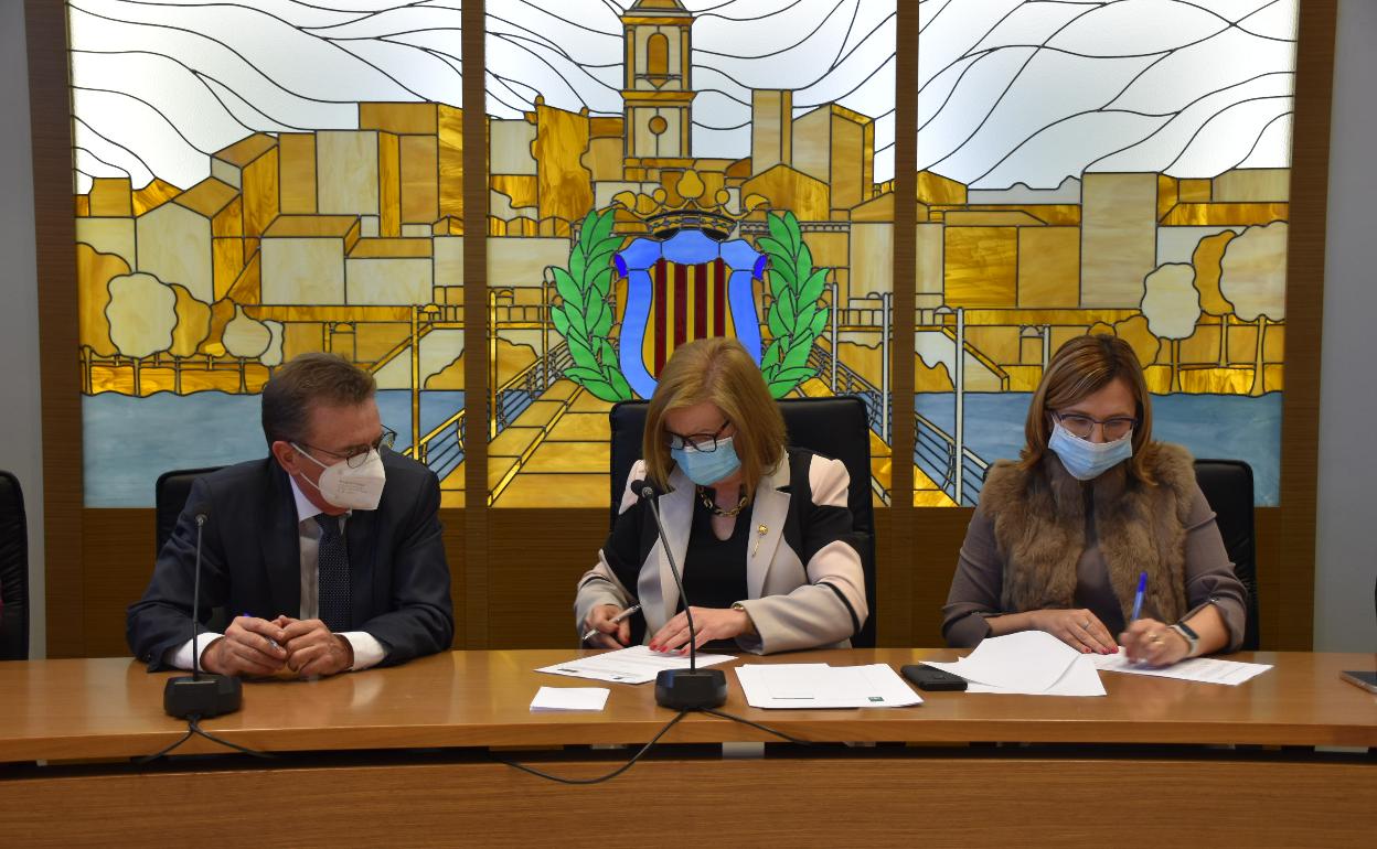 Firma del convenio en Carlet. 