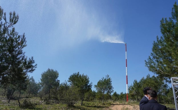 Un total de 40 torres de agua regenerada protegen La Vallesa. 