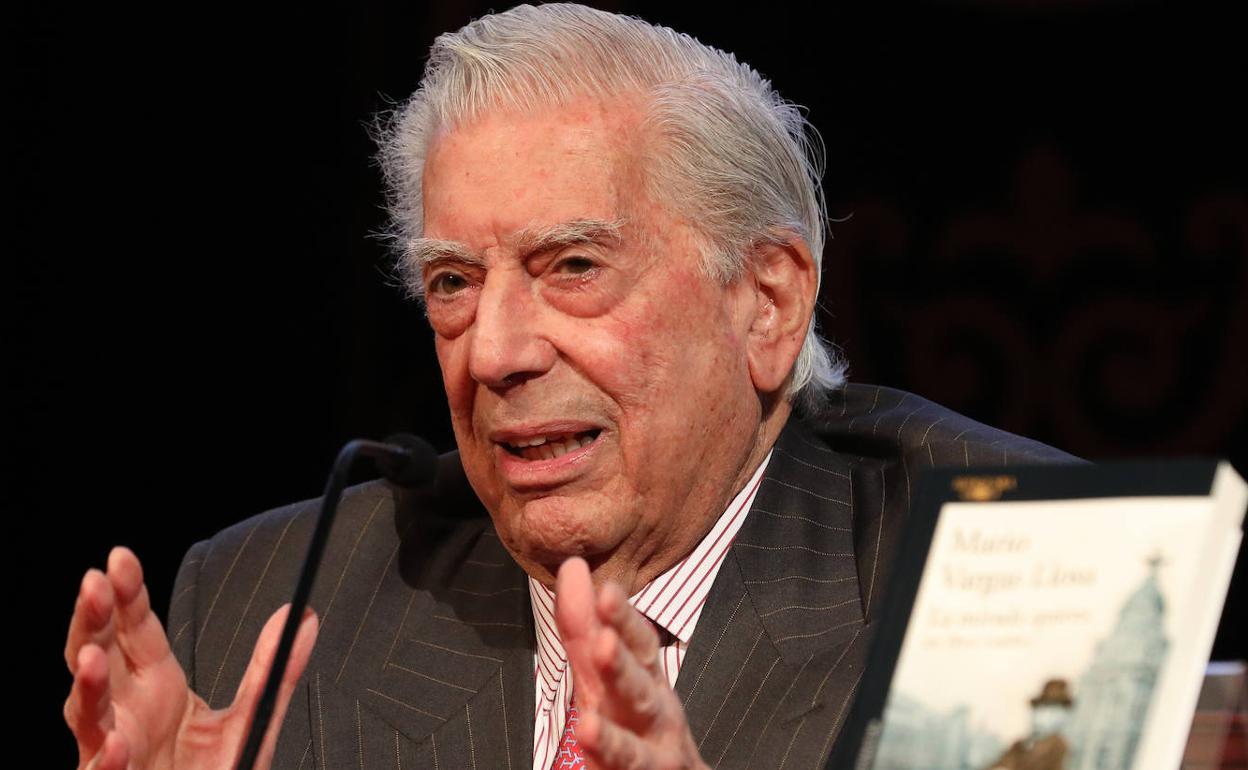 Mario Vargas Llosa, Premio Nobel de Literatura en 2010, en el Ateneo de Madrd. 