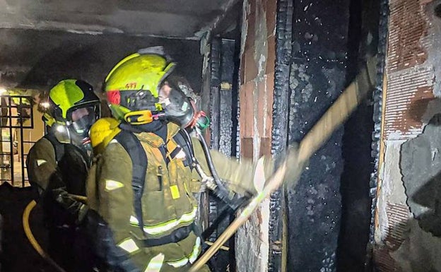 Intervención de los bomberos en el incendio de este miércoles en San Vicente. 