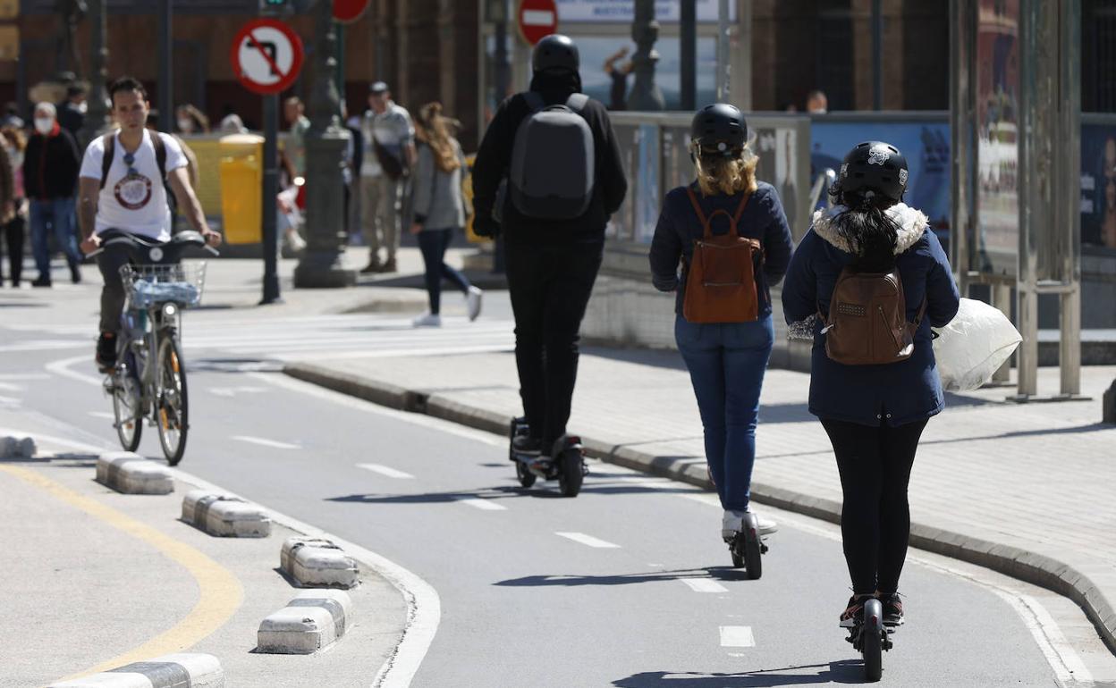 Carril bici en el centro de Valencia con varios usuarios de patinetes. 