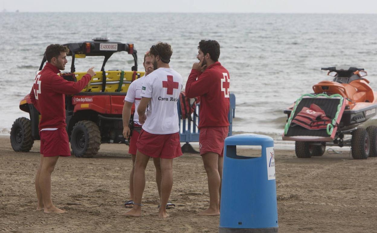 Un grupo de socorristas en la playa de Valencia. 