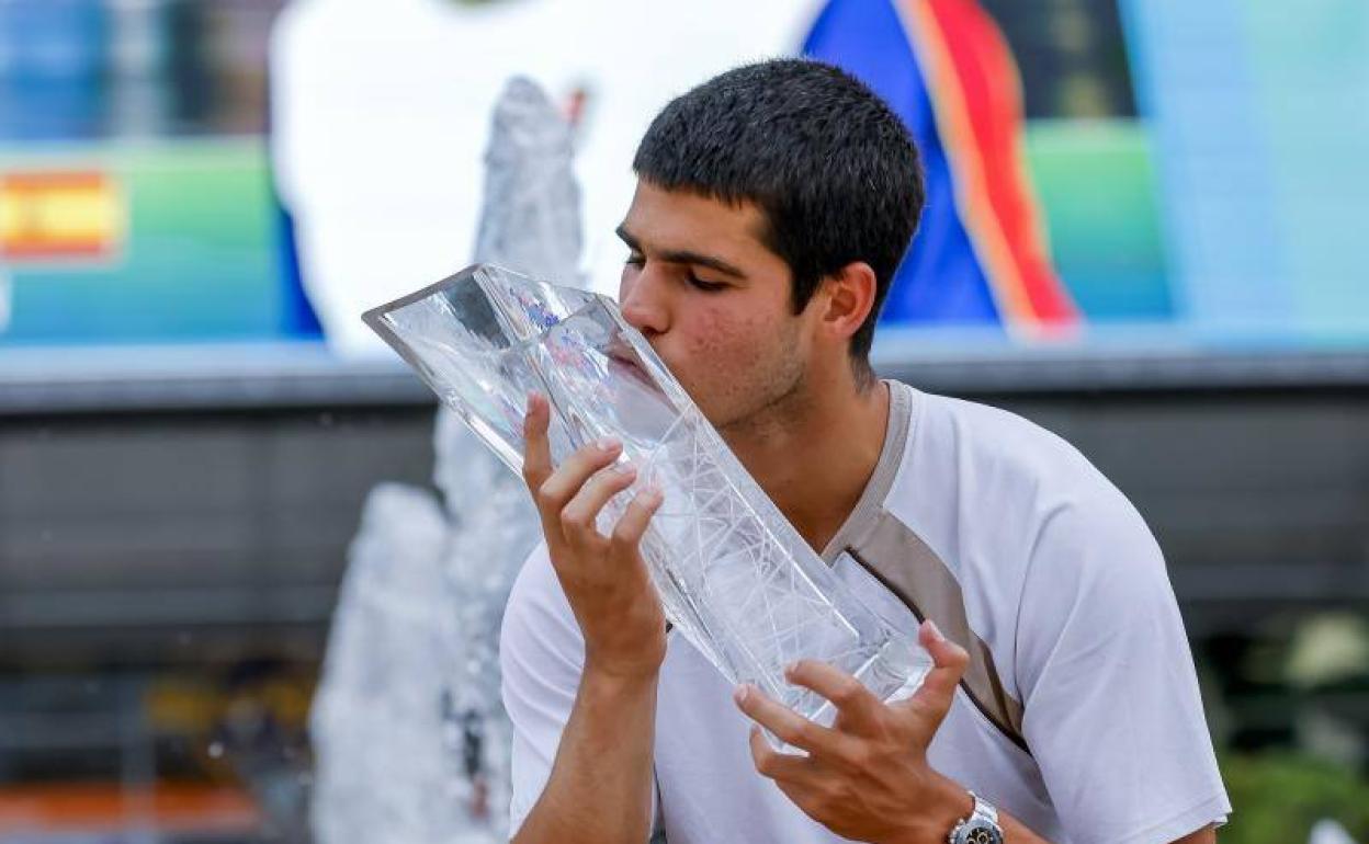 Alcaraz posa con el trofeo de campeón en Miami.