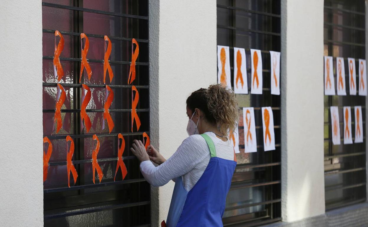 Lazos naranjas en un colegio en protesta por la aprobación de la reforma educativa. 