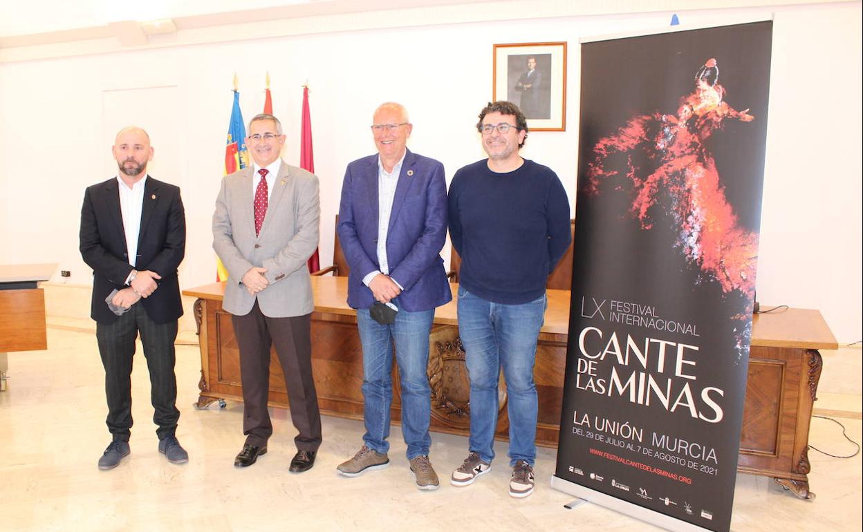 Los representantes de la Fundación Cante de las Minas con el alcalde y el edil de Cultura de Dénia. 