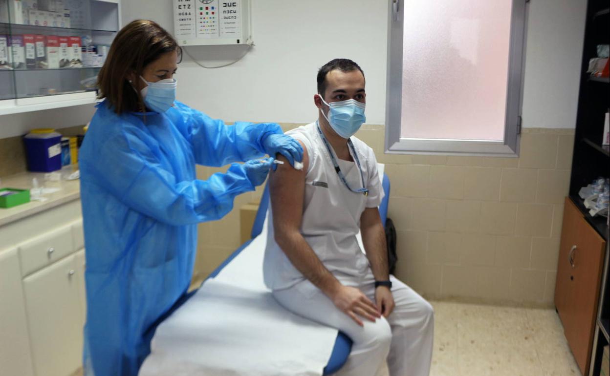 Momento en que se vacuna contra el Covid al primer enfermero en el centro de salud de Benimaclet.