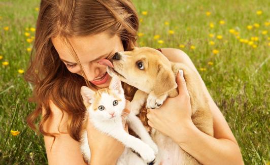 Una mujer junto a sus dos mascotas.