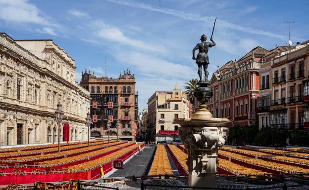 Palcos preparados en la Plaza de San Francisco de Sevilla. 