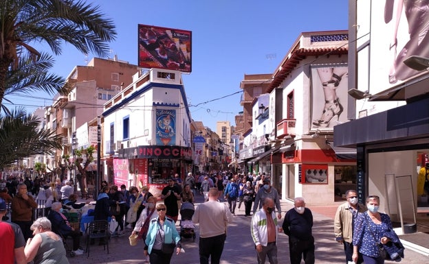 Las calles de Benidorm ya reflejaban la llegada de visitantes este viernes