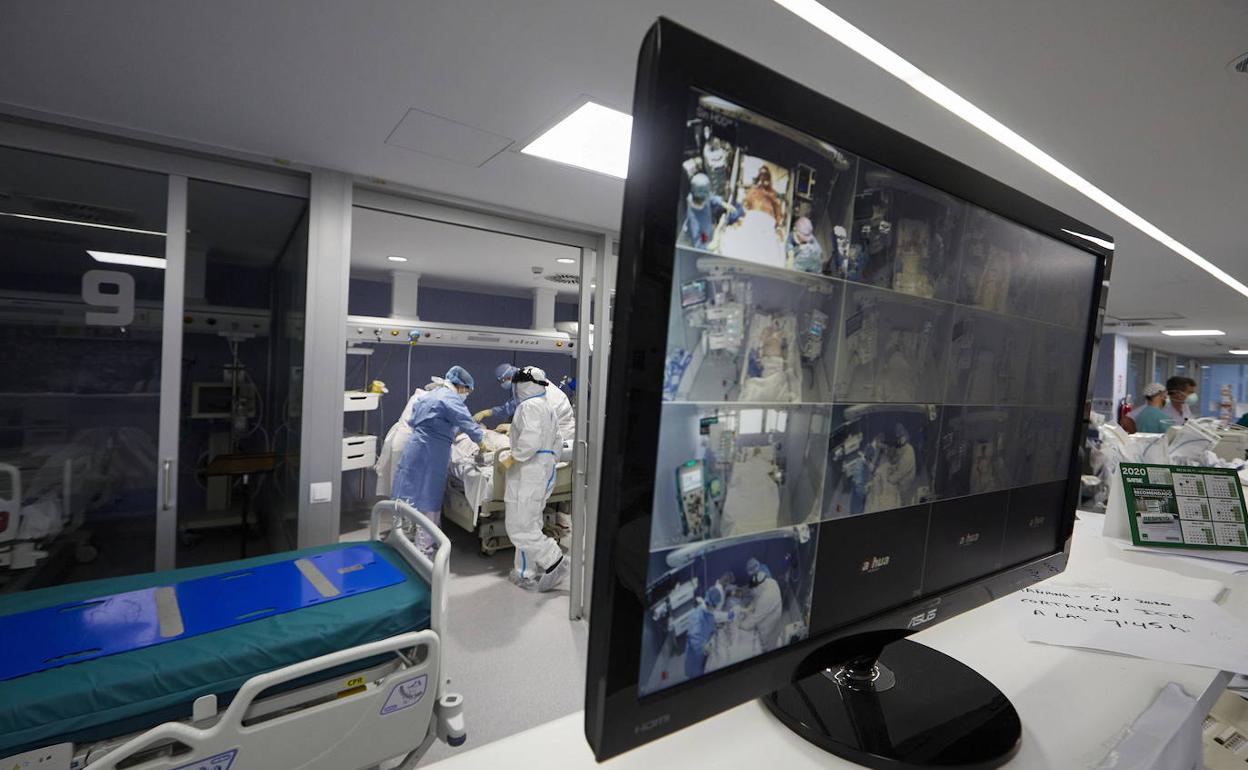 Profesionales sanitarios atienden a enfermos de Covid en la UCI de un hospital valenciano.