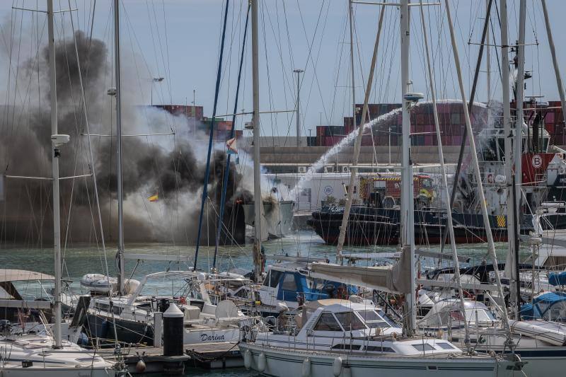 Fotos: Incendio de un barco en el Puerto de Valencia