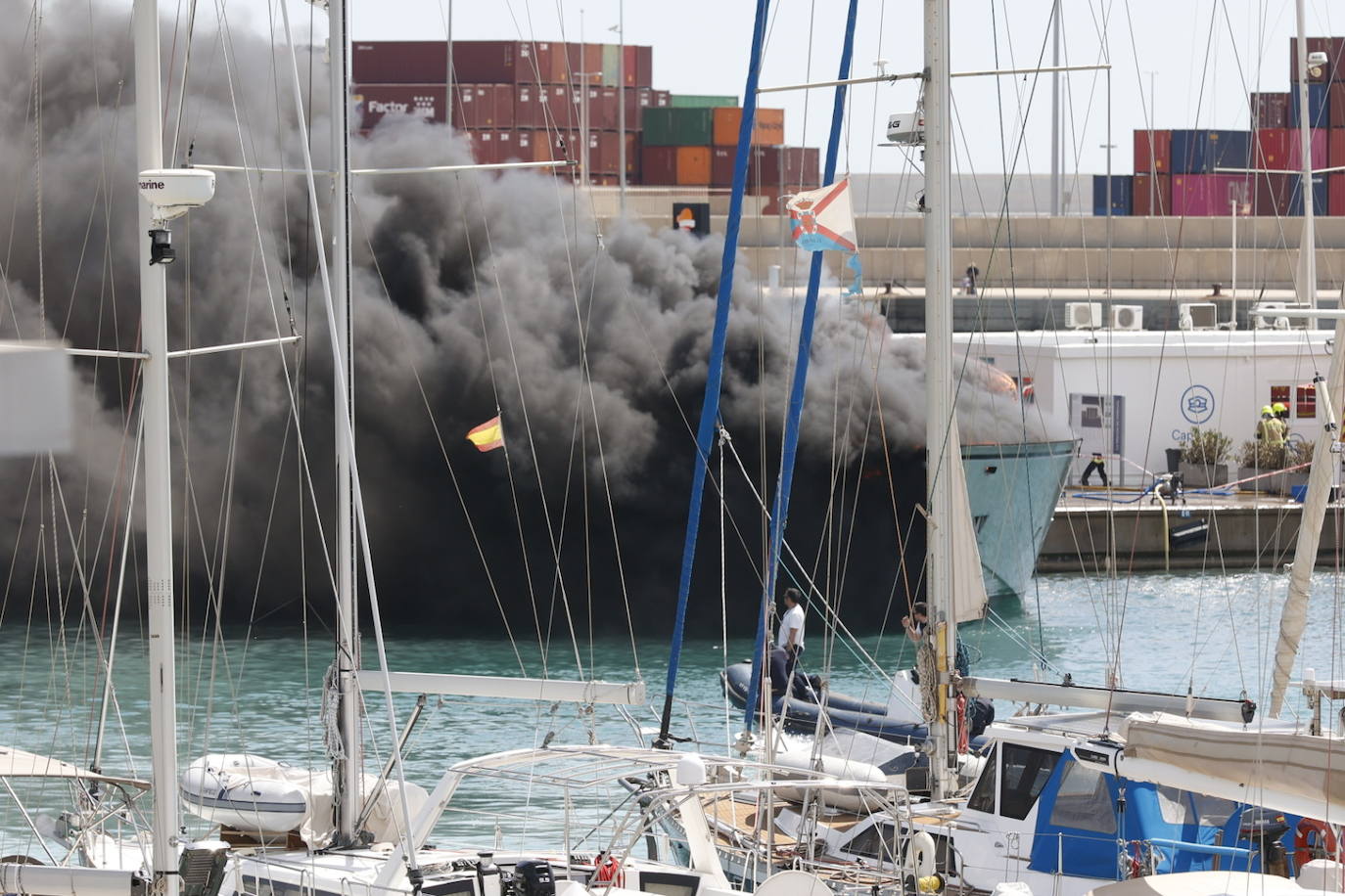 Fotos: Incendio de un barco en el Puerto de Valencia