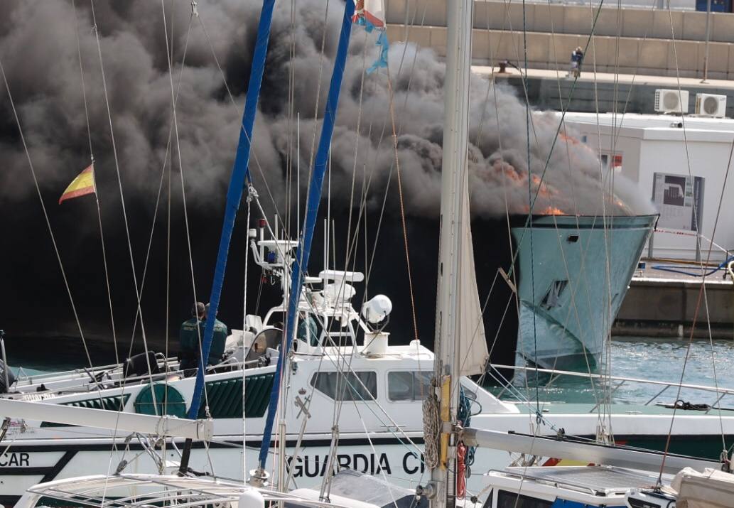 Fotos: Incendio de un barco en el Puerto de Valencia