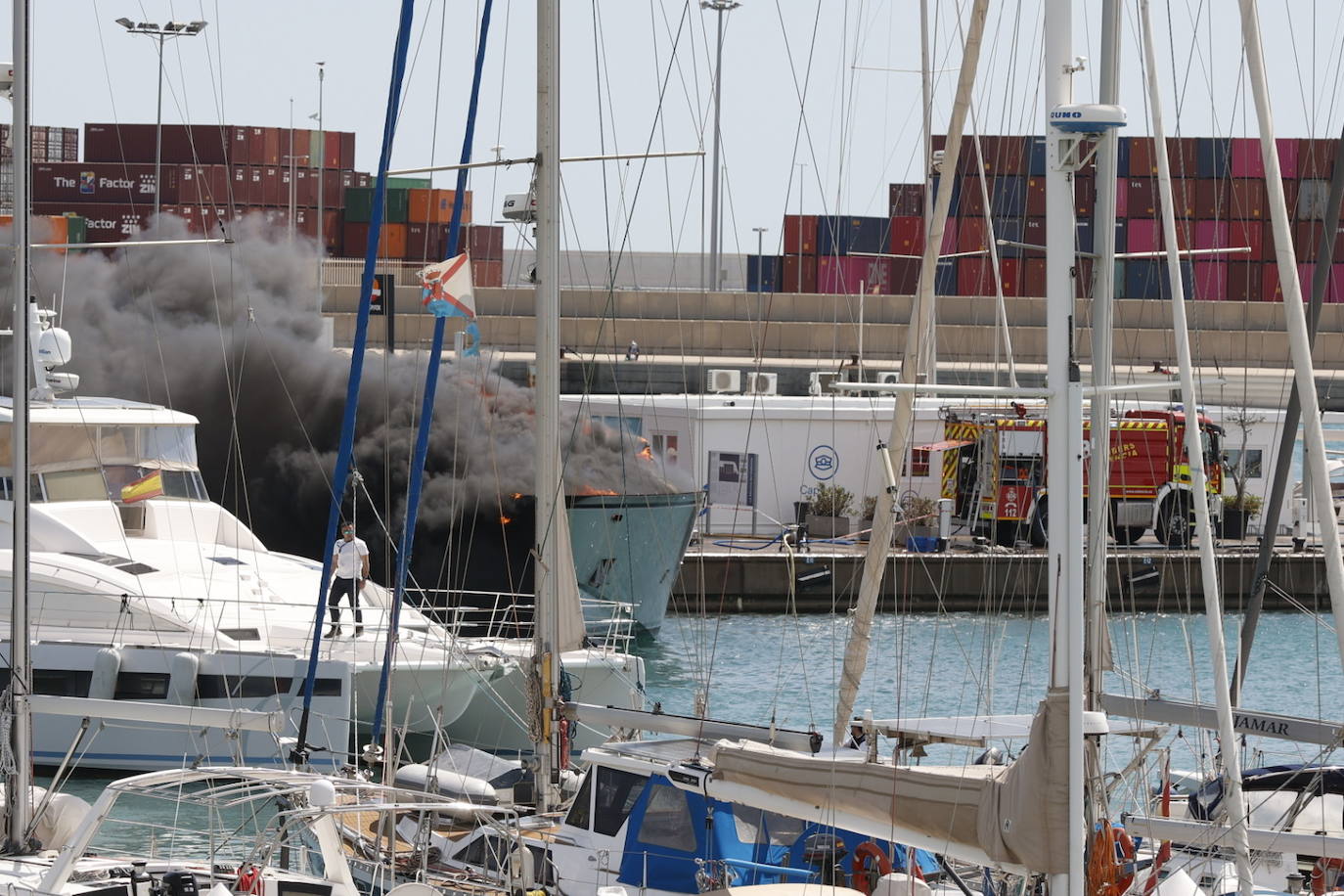 Fotos: Incendio de un barco en el Puerto de Valencia