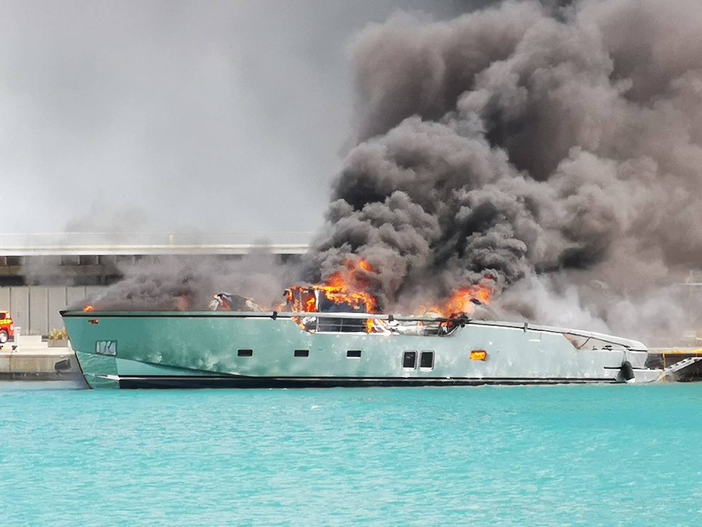 Fotos: Incendio de un barco en el Puerto de Valencia