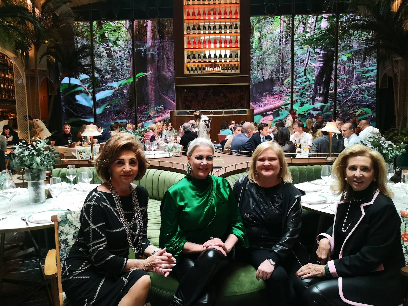 Amparo Lacomba, Laura Fitera, Carmen de Rosa y Mayrén Beneyto en el restaurante La Diva.