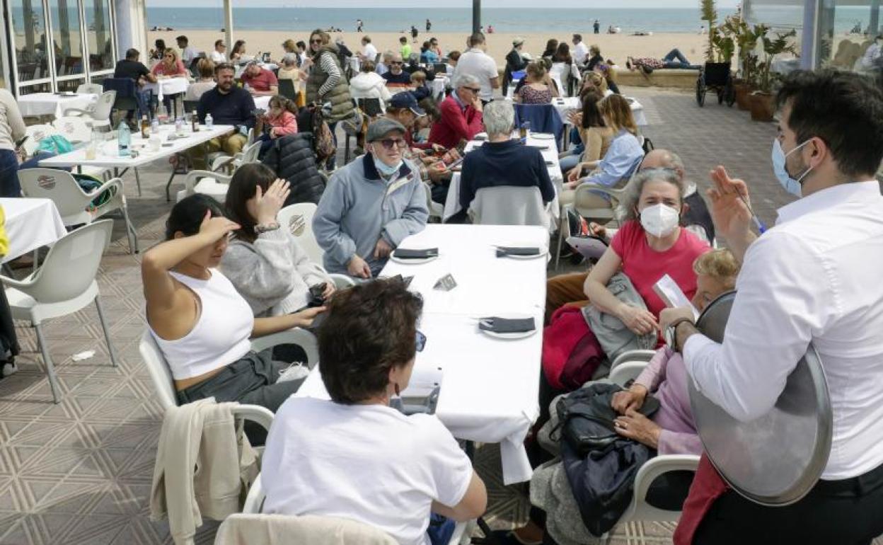 Una terraza de los locales de la playa, llena de gente este sábado.