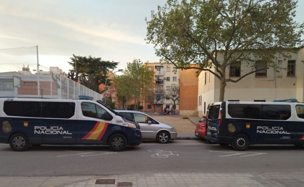 Dos furgones de la Policía Nacional en el lugar de los hechos. 