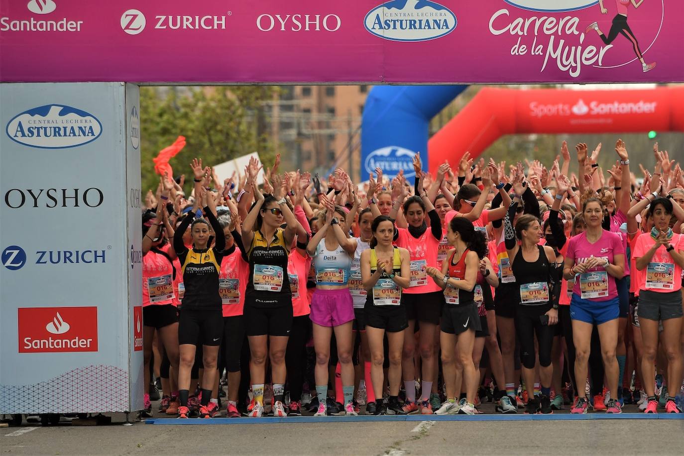 Miles de mujeres de todas las edades participan en la prueba popular de este domingo por la capital del Turia