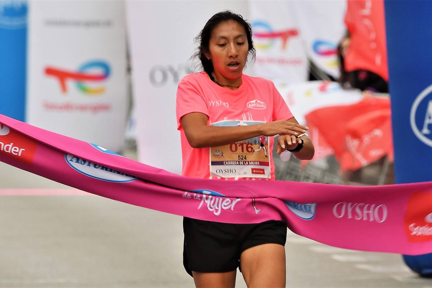 Miles de mujeres de todas las edades participan en la prueba popular de este domingo por la capital del Turia