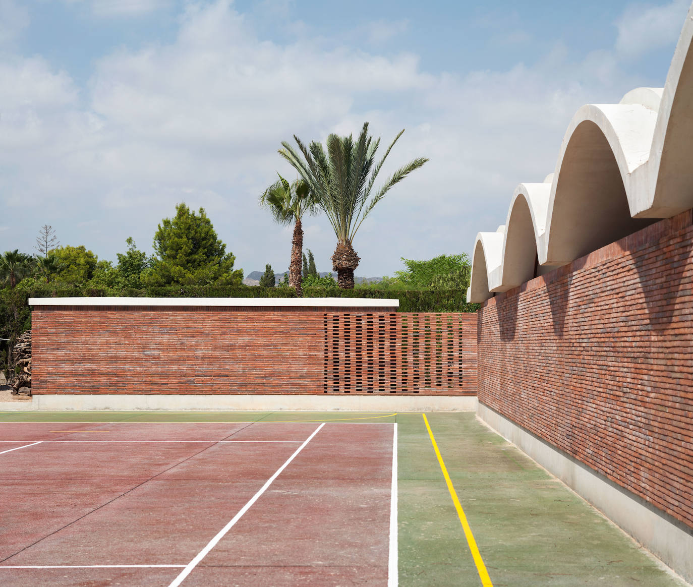 El anexo a a vivienda se ha situado junto a la pista de tenis.