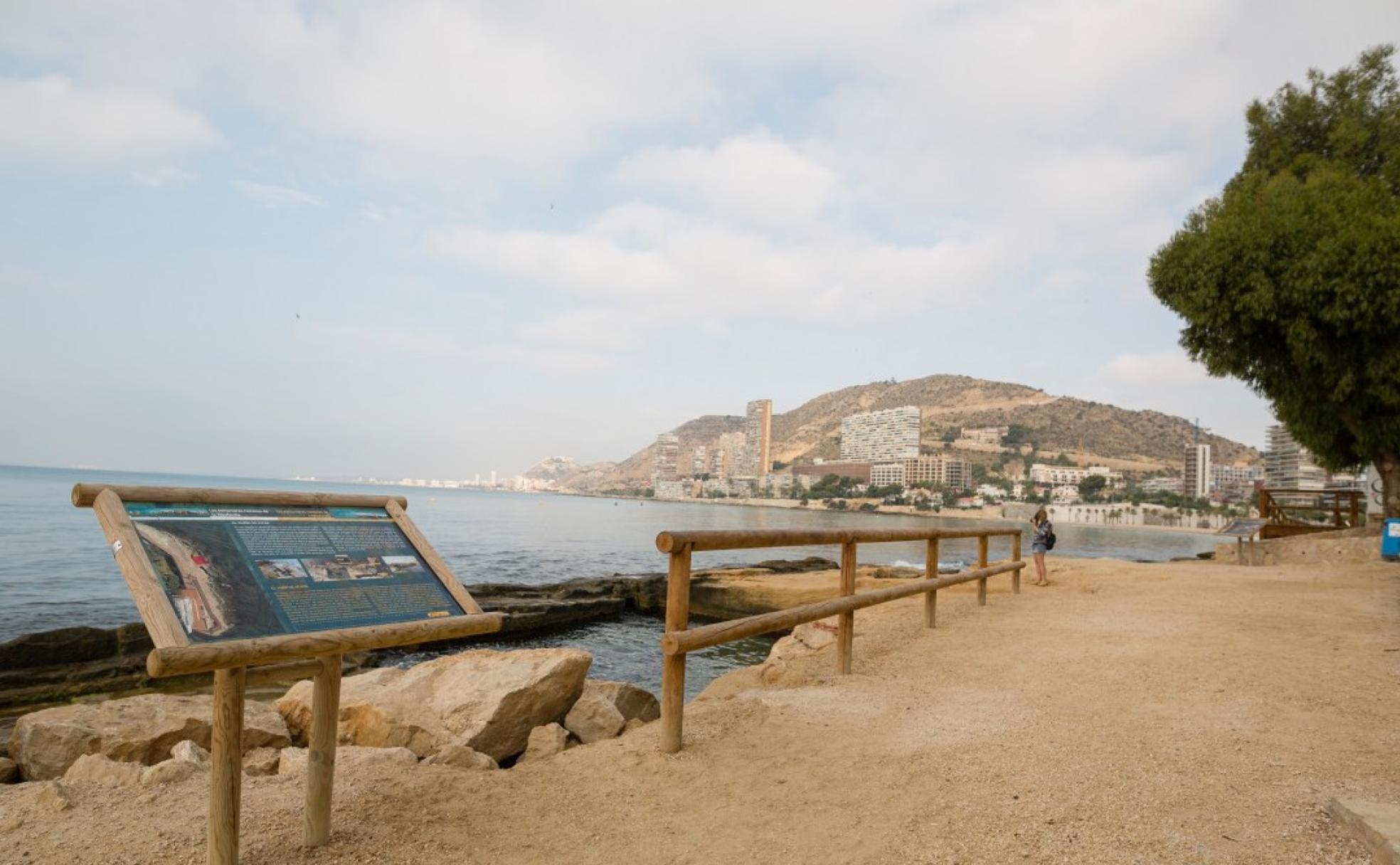 Panel informativo en la playa de la Albufereta, desde donde parte el sendero del Cabo de la Huerta. 