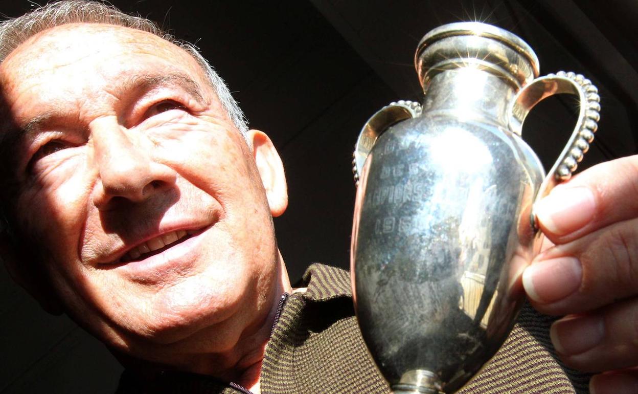 Antonio Calpe muestra la Copa de Europa que ganó con el Real Madrid en 1966. 