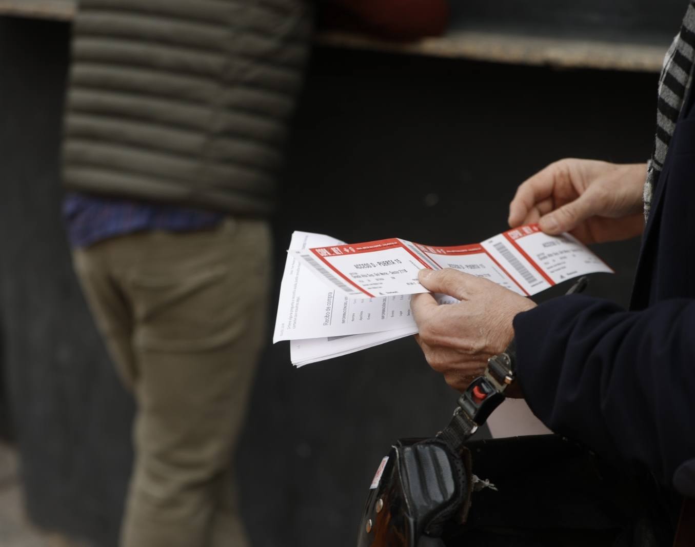 Fotos: Colas en Mestalla para recoger las entradas para la final de la Copa del Rey