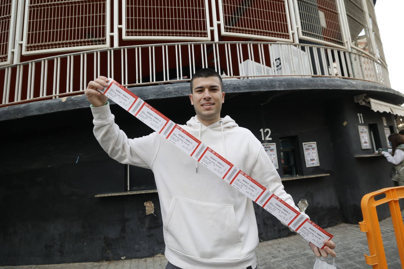 Fotos: Colas en Mestalla para recoger las entradas para la final de la Copa del Rey