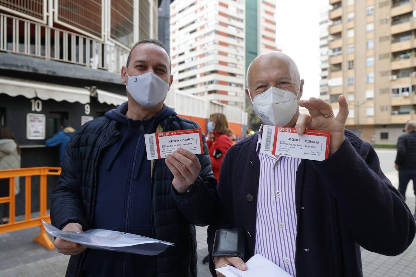 Fotos: Colas en Mestalla para recoger las entradas para la final de la Copa del Rey