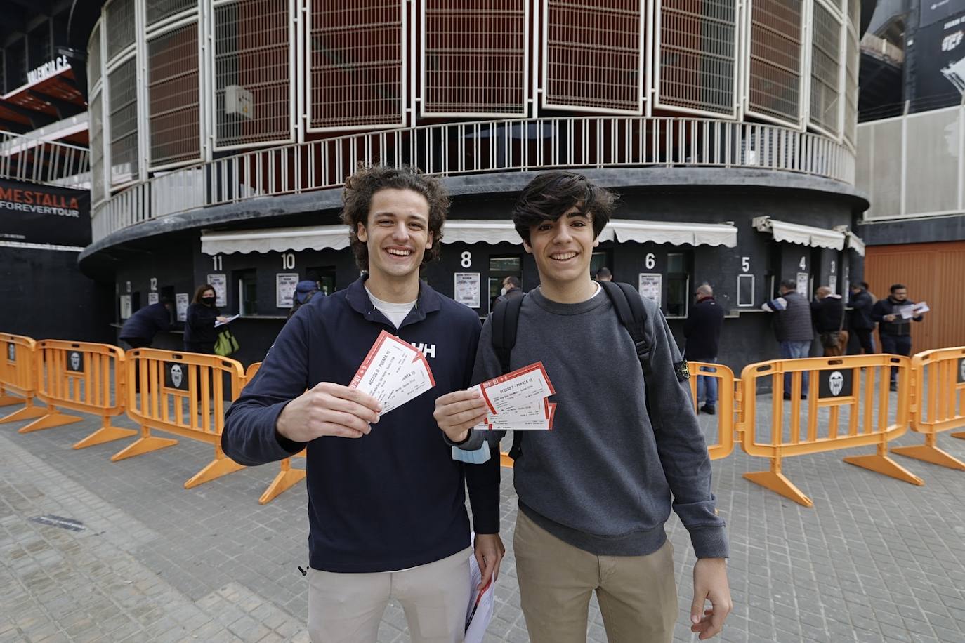 Fotos: Colas en Mestalla para recoger las entradas para la final de la Copa del Rey