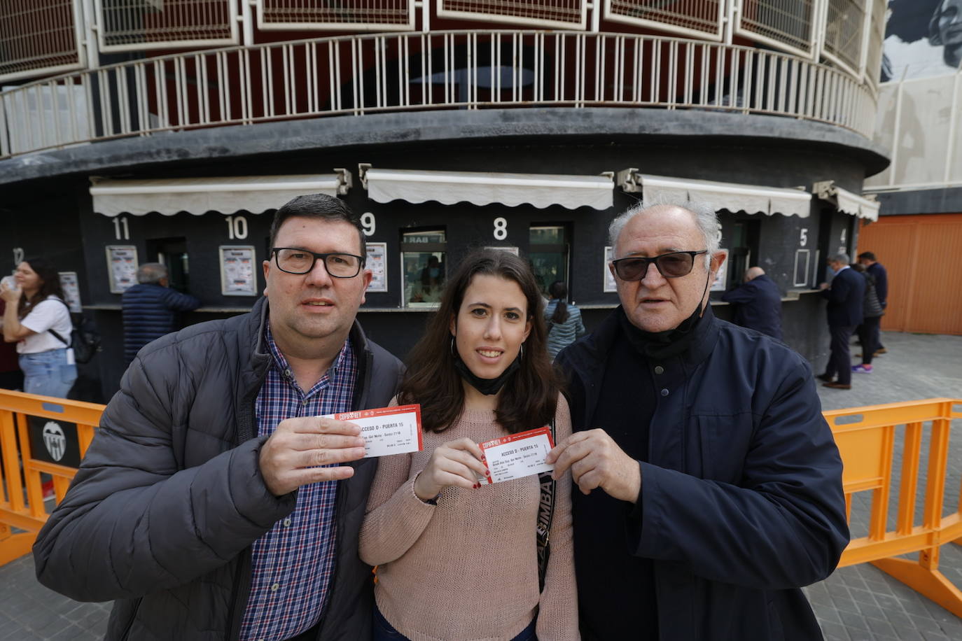 Fotos: Colas en Mestalla para recoger las entradas para la final de la Copa del Rey