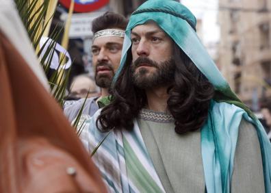 Imagen secundaria 1 - Cofradías participan en el Domingo de Ramos de Valencia. 