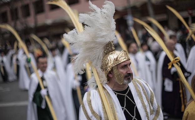 Imagen principal - Cofradías participan en el Domingo de Ramos de Valencia. 
