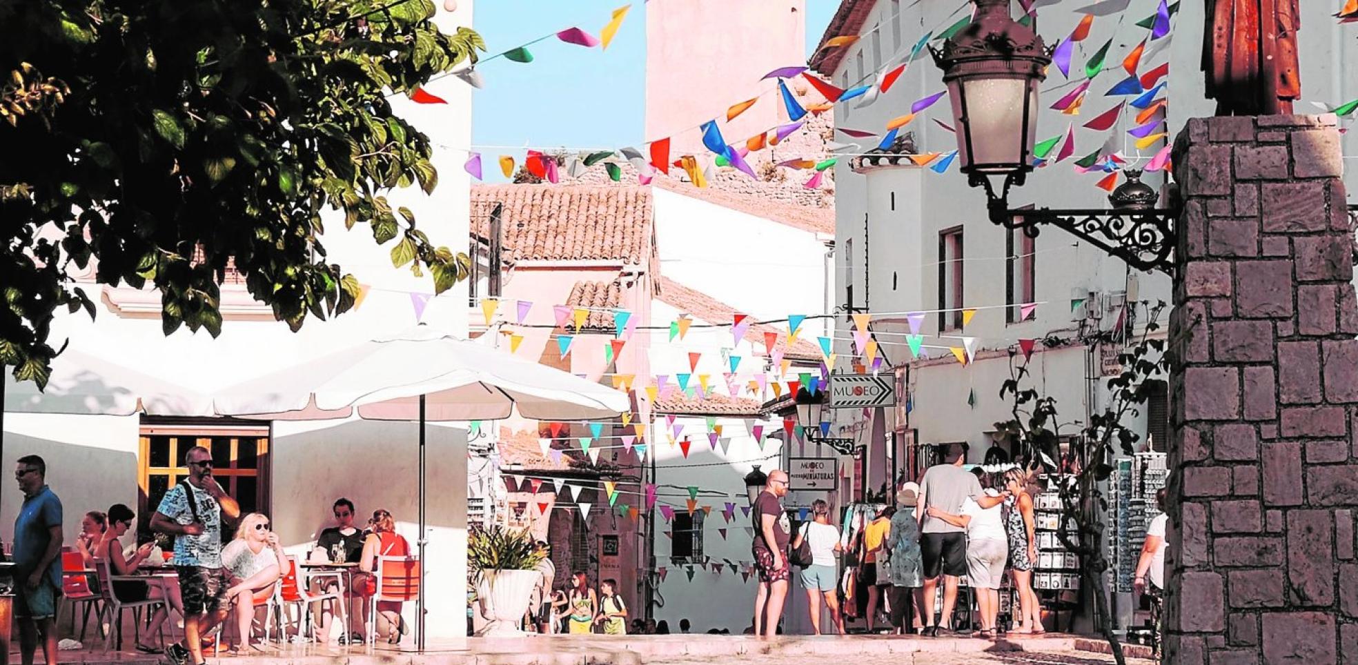 Turismo tranquilo. El interior de la Marina Baixa ofrece a los turistas un modelo más tranquilo que la costa.