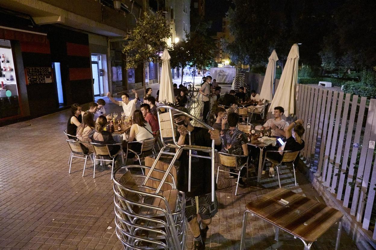 Terraza de un bar en la plaza del Cedro, en el barrio de Ciudad Jardín. 