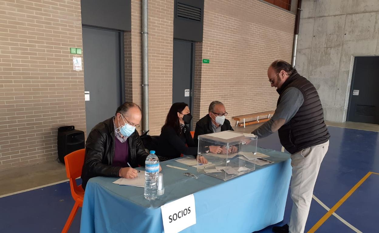 El nuevo presidente de la Sociedad de Fiestas de la Purísima ejerciendo su derecho a voto. 