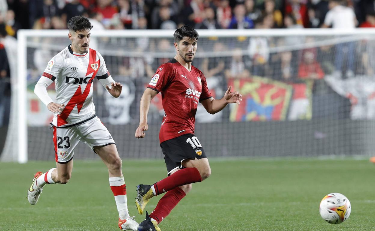 Carlos Soler anotó el único tanto del Valencia en la noche del once de abril en Vallecas. 