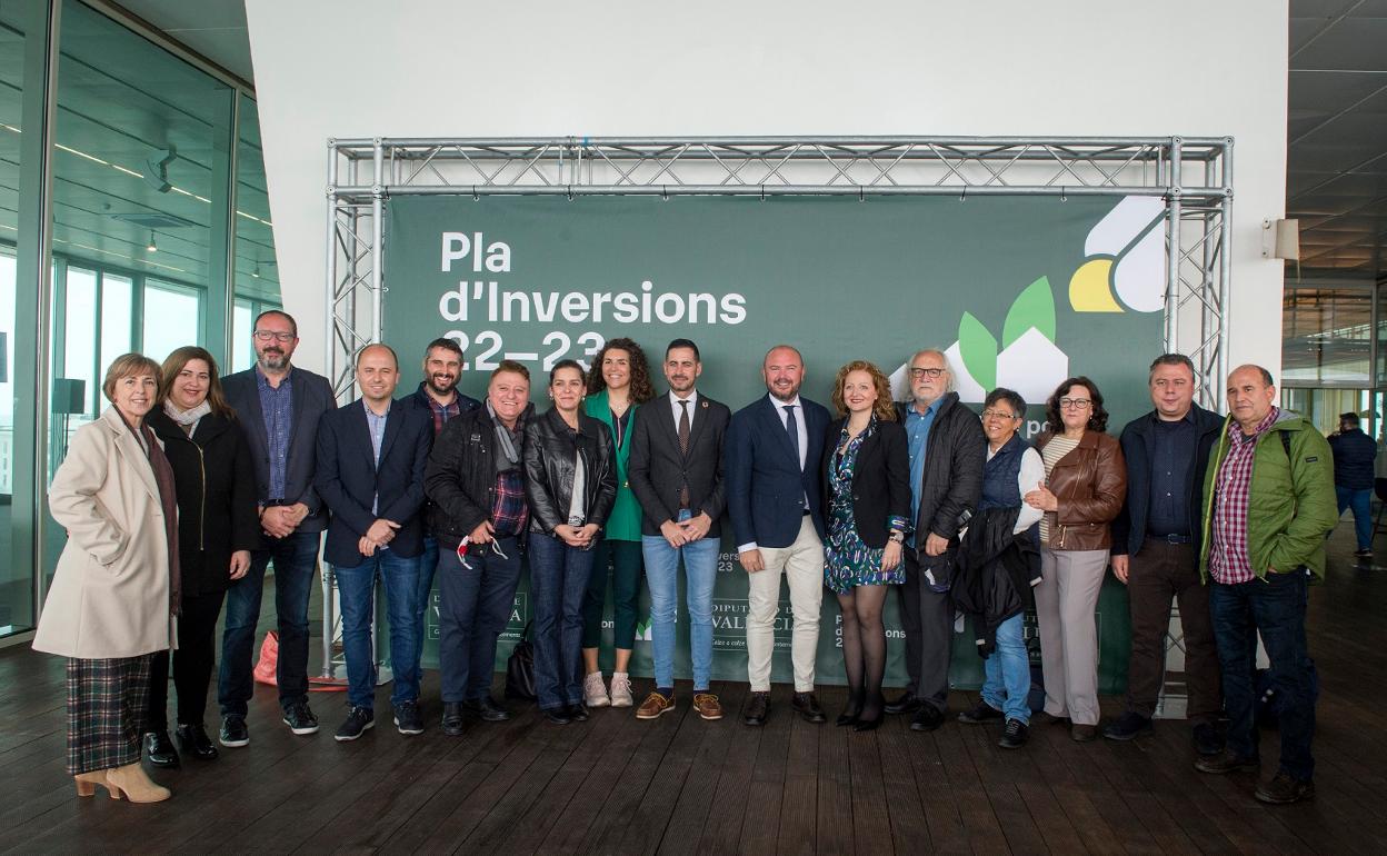 El presidente de la Diputación con los alcaldes y alcaldesas que han asistido a la presentación de los fondos. 