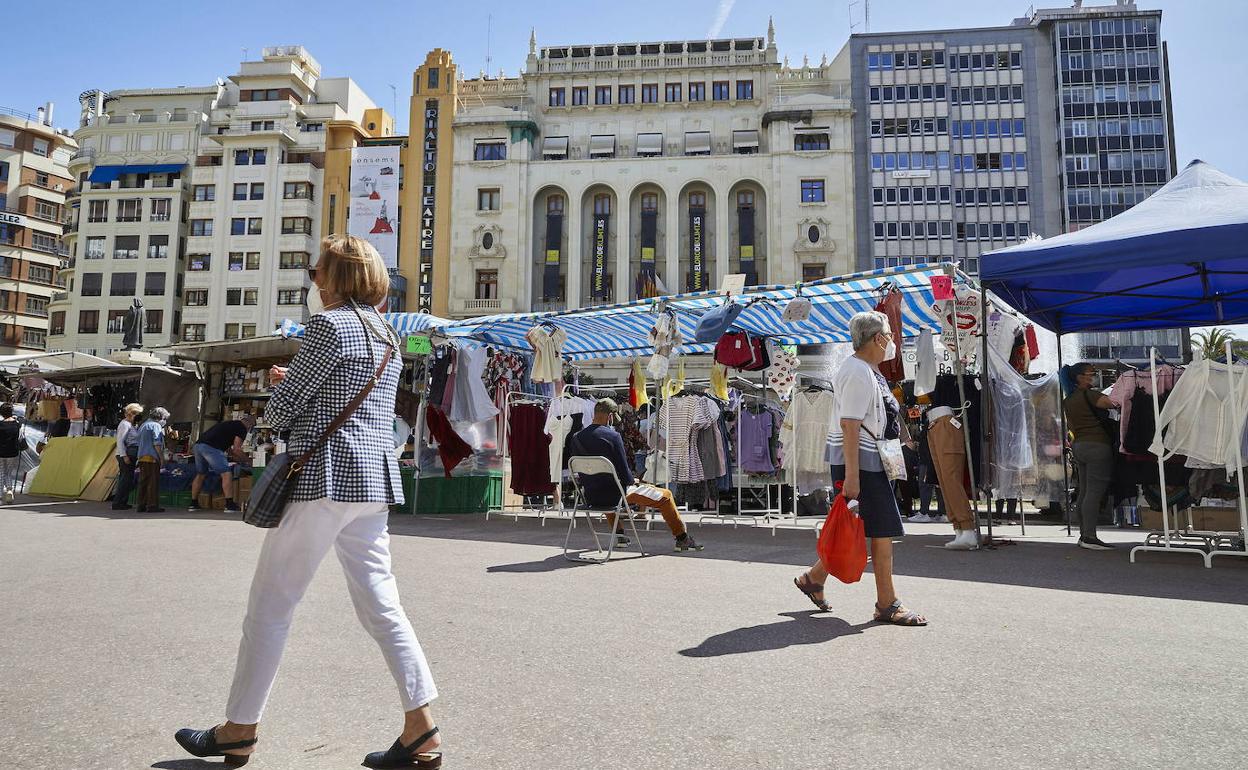 Mercadillo en la plaza del Ayuntamiento. 