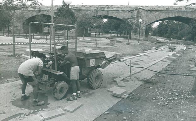 Imagen principal - Construcción del parque en el jardín del Turia.