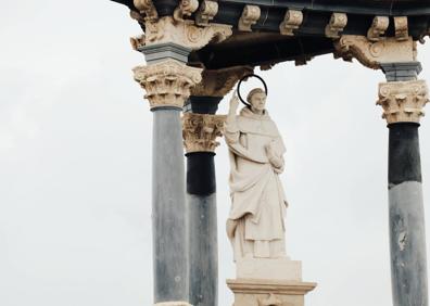 Imagen secundaria 1 - Las estatuas del puente del Real, que representan a San Vicente Mártir y San Vicente Ferrer.